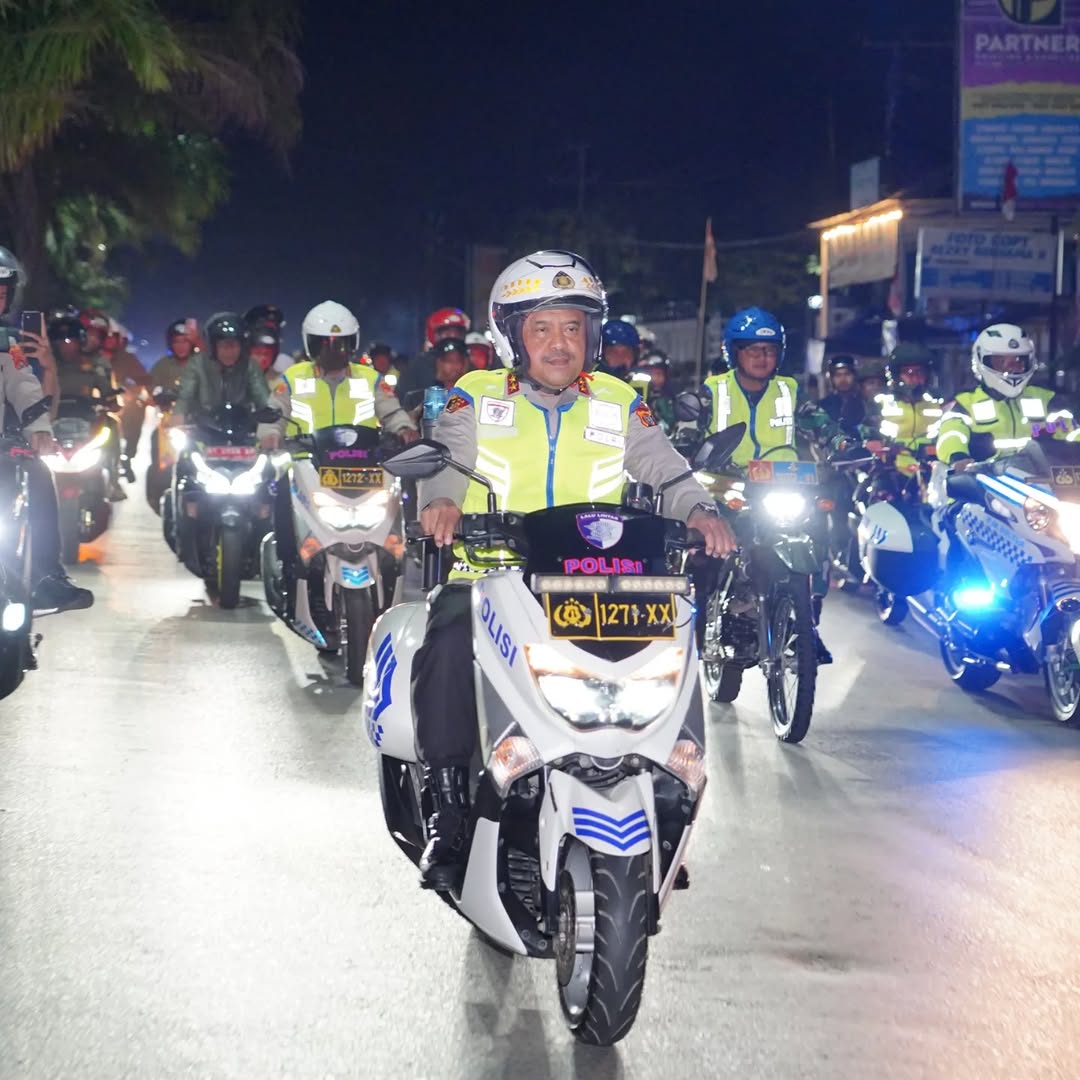 Patroli Skala Besar Polda Sultra Bersama Forkopimda Sapa Pedagang dan Warga Kendari dengan Humanis